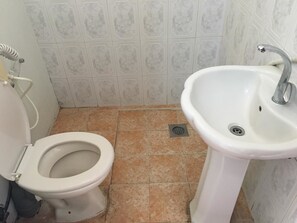 Basic Double Room, Private Bathroom | Bathroom