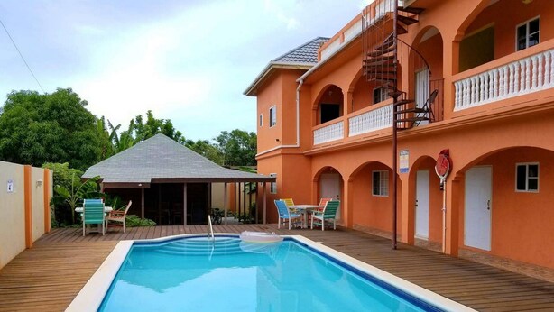 Outdoor pool, pool umbrellas, sun loungers - Sea View Apartments Negril (Negril)
