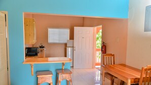 Coffee/tea maker, full-size fridge, microwave, oven - Sea View Apartments Negril (Negril)