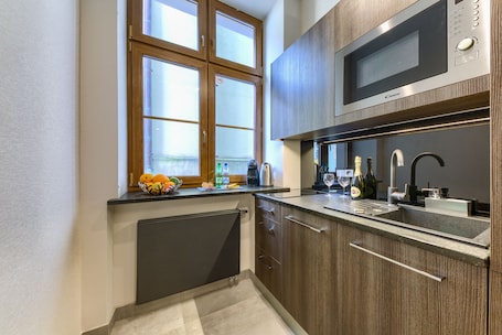 Refrigerador, microondas, placa de cocina, lavavajillas