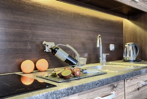 Estúdio urbano | Cozinha americana privada | Geladeira, micro-ondas, cooktop, lava-louças
