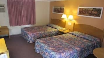 Khu vực làm việc phù hợp cho laptop, màn/rèm cản sáng