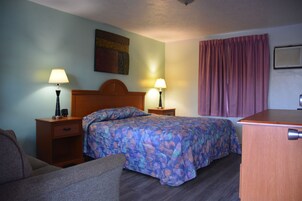 Espacio para trabajar con laptop y cortinas blackout 