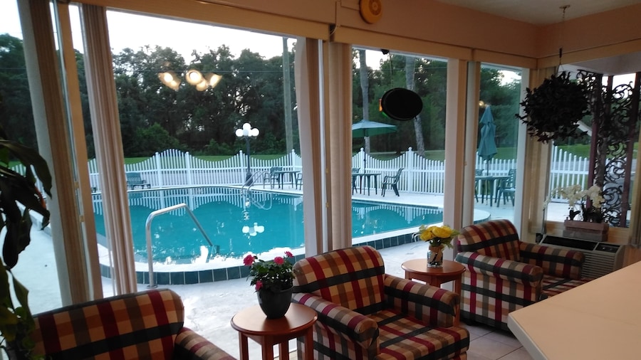Carriage Inn Motel