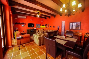 Casa, 1 habitación | Área de sala de estar | Televisión 