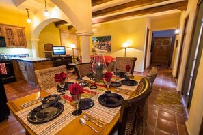 House, 2 Bedrooms | In-room dining