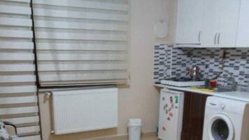 Apartment, 1 Schlafzimmer | Eigene Kochnische | Großer Kühlschrank, Herdplatte, Kochgeschirr/Geschirr/Besteck