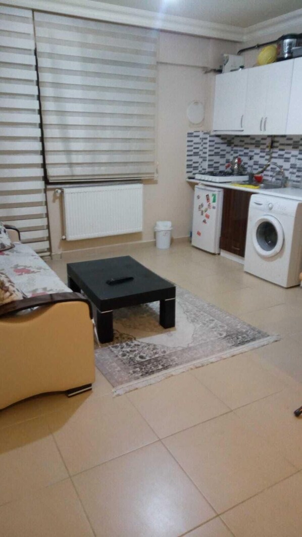 Apartment, 1 Schlafzimmer | Eigene Kochnische | Großer Kühlschrank, Herdplatte, Kochgeschirr/Geschirr/Besteck