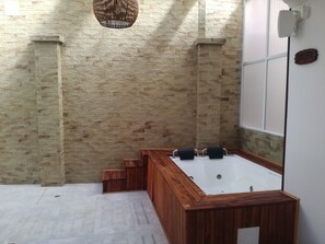 Bañera de hidromasaje interior