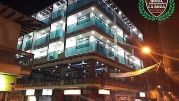 Fachada del alojamiento - Noche