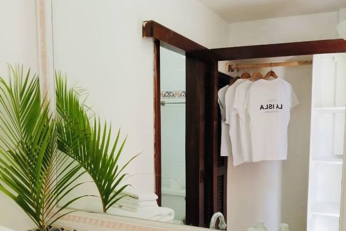 تجهيزات دش، دُش غزير، مجففات شعر، مناشف