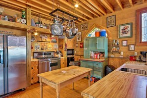 Fridge, microwave, stovetop, dishwasher - Charming Waterfront Ridgeway Cabin w/ Dock! (Ridgeway)