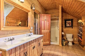 Kostenlose Toilettenartikel, Haartrockner, Handtücher