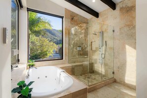 Bathtub, hair dryer, towels - Luxury Private Resort | Pirate Ship Pool & Theater (Escondido)