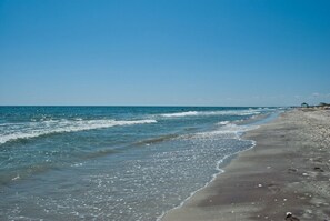 En la playa, camastros y toallas de playa 