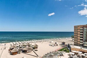 Aan het strand, ligstoelen aan het strand, strandlakens
