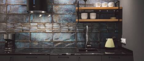 Frigorífico, microondas, horno y lavavajillas