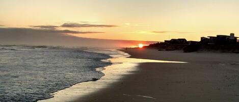 Plage à proximité, chaise longue, serviettes de plage