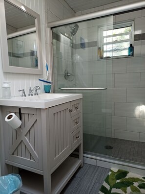 Hiustenkuivaaja, pyyhkeet, saippua, vessapaperi