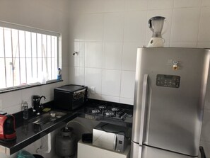 Geladeira, talheres/pratos/utensílios de cozinha