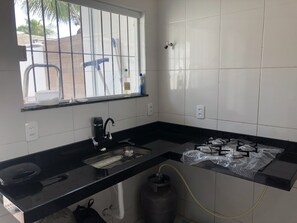 Fridge, cookware/dishes/utensils - Comfortable house in Araruama (Araruama)