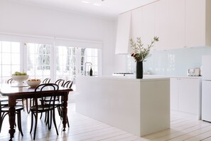 Dining - French cottage 1854 with stunning Alfesco garden (Beechworth)