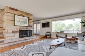 Smart TV, fireplace, table football, toys - Lakefront home w Private Beach, Hot Tub, Sauna (Coloma)