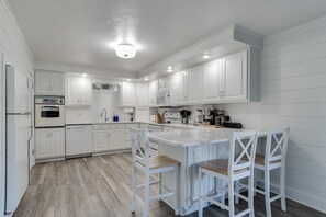 Fridge, microwave, oven, stovetop - Lakefront home w Private Beach, Hot Tub, Sauna (Coloma)