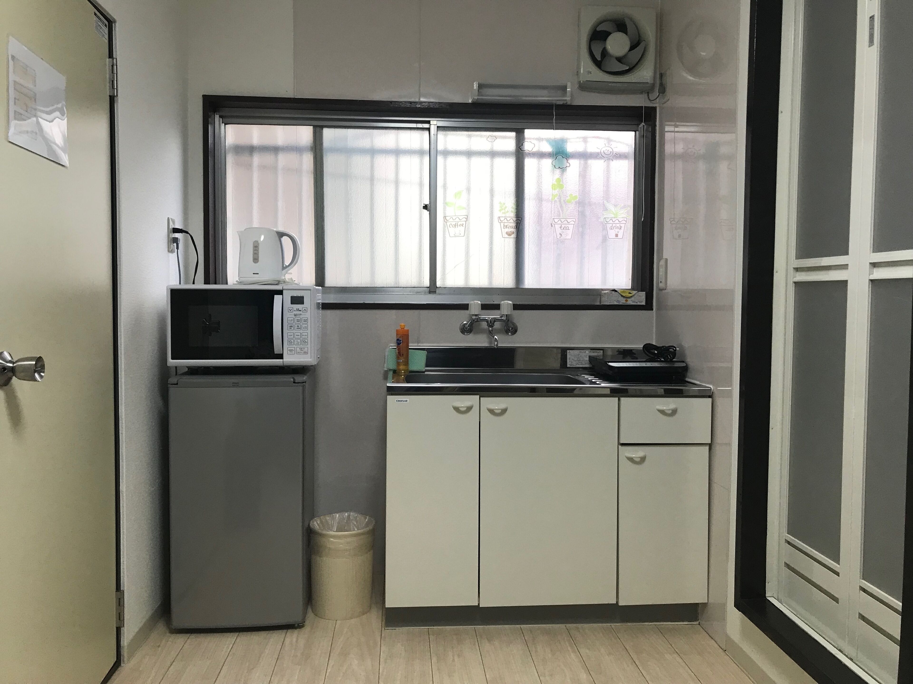 Microwave, cookware/dishes/utensils