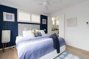 2 bedrooms, desk, iron/ironing board, travel crib - Beachy, beautiful, and best location on the GC! (Burleigh Heads)