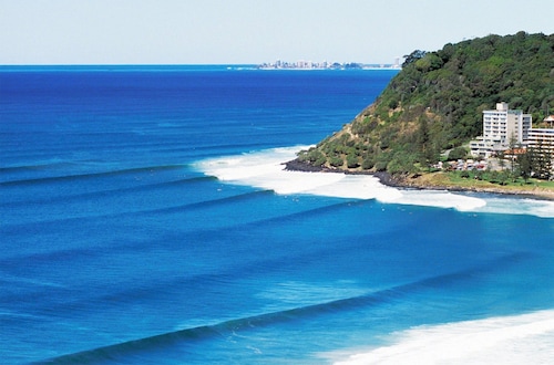 Beachy and Beautiful, steps to the sands of Burleigh Beach