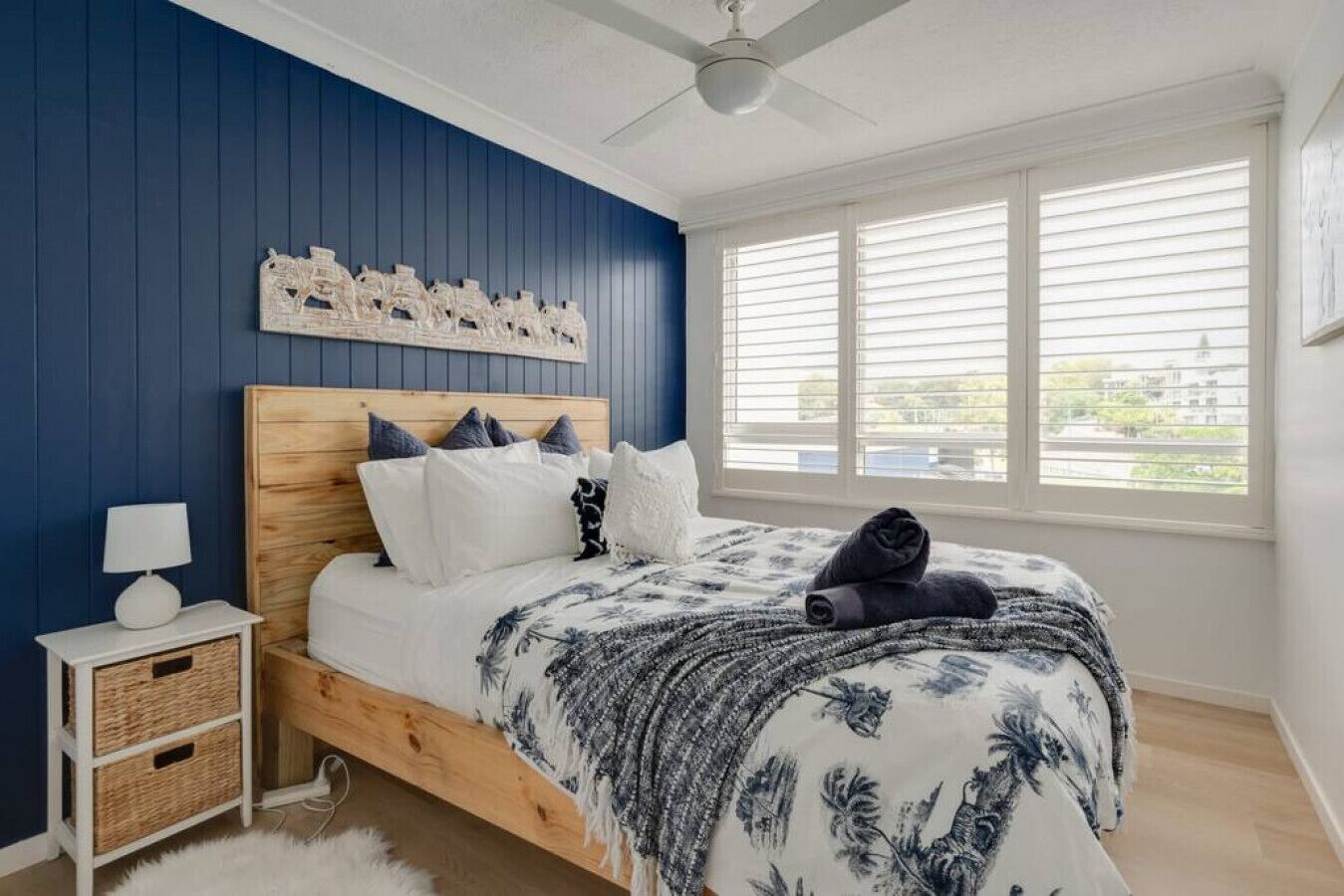 2 slaapkamers, een bureau, een strijkplank/strijkijzer, reisbedje