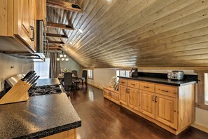 Fridge, microwave, stovetop, dishwasher - 5 Mi to Skiing! Family Getaway Near Donner Lake (Truckee)