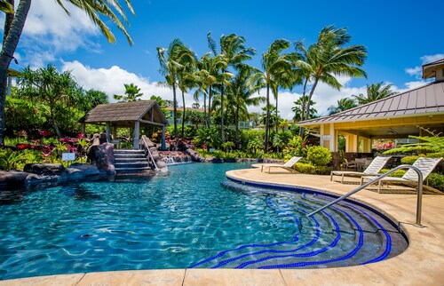 Spacious condo with Central AC, beautiful pool and relaxing hot tub