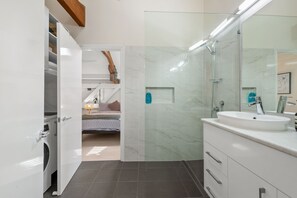 تجهيزات دش، مجففات شعر، مناشف، صابون