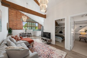 Smart TV, Netflix, streaming services - Historic Warehouse in New Farm (New Farm)