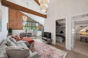 Smart TV, Netflix, streaming services, offices - Historic Warehouse in New Farm (New Farm)