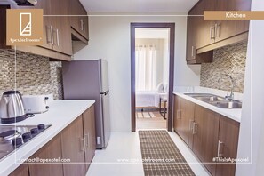 Fridge, microwave, coffee/tea maker, electric kettle - Ayala Apartment Premium Brand New Spacious Luxury Perfect for Families & Groups (Cebu City)