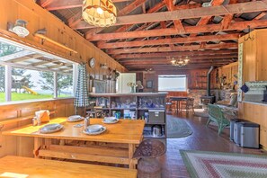 Dining - 'Moonview Ranch' on 20 Acres in Sonoma County! (Sebastopol)