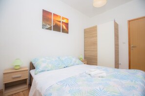 3 bedrooms, iron/ironing board, WiFi, bed sheets
