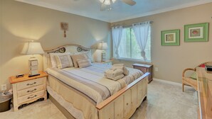 Blackout drapes, iron/ironing board, WiFi (free), individually decorated - Hilton Head condo (Hilton Head Island)