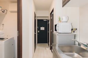 Quarto casal (101) | Cozinha privada | Geladeira, micro-ondas, cooktop, talheres/pratos/utensílios de cozinha