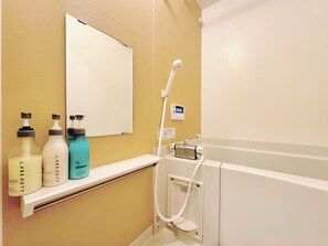 Separate tub and shower, hydromassage showerhead, free toiletries - Juso AFP Luxury Apartment (Osaka)