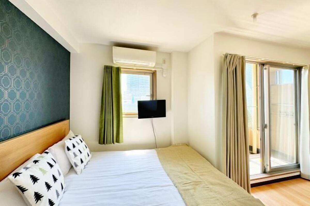 Desk, blackout curtains, soundproofing, free WiFi