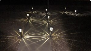 Un sendero iluminado con un diseño geométrico.