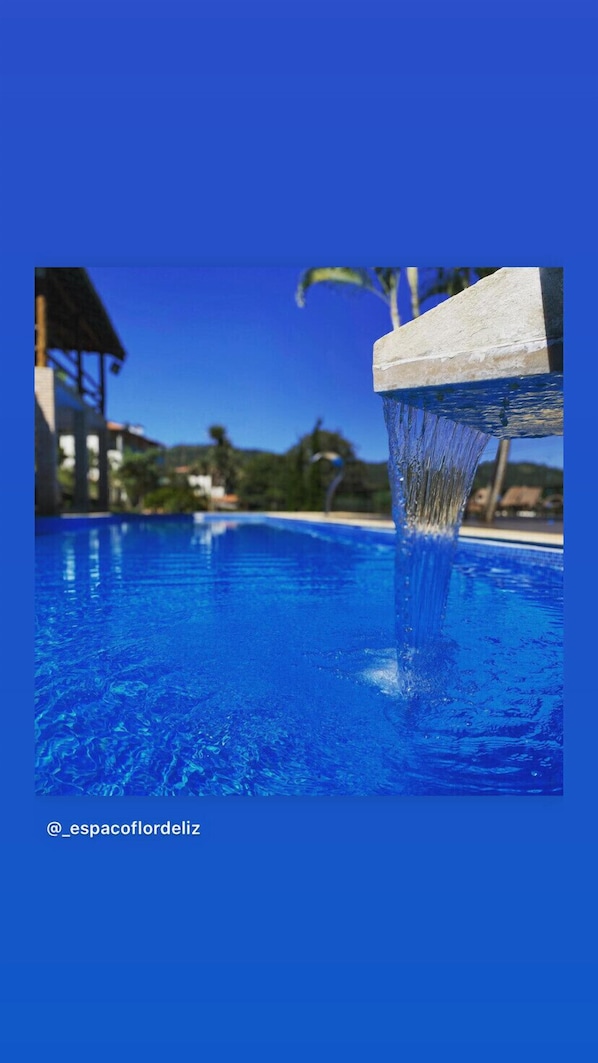 Piscina externa, espreguiçadeiras