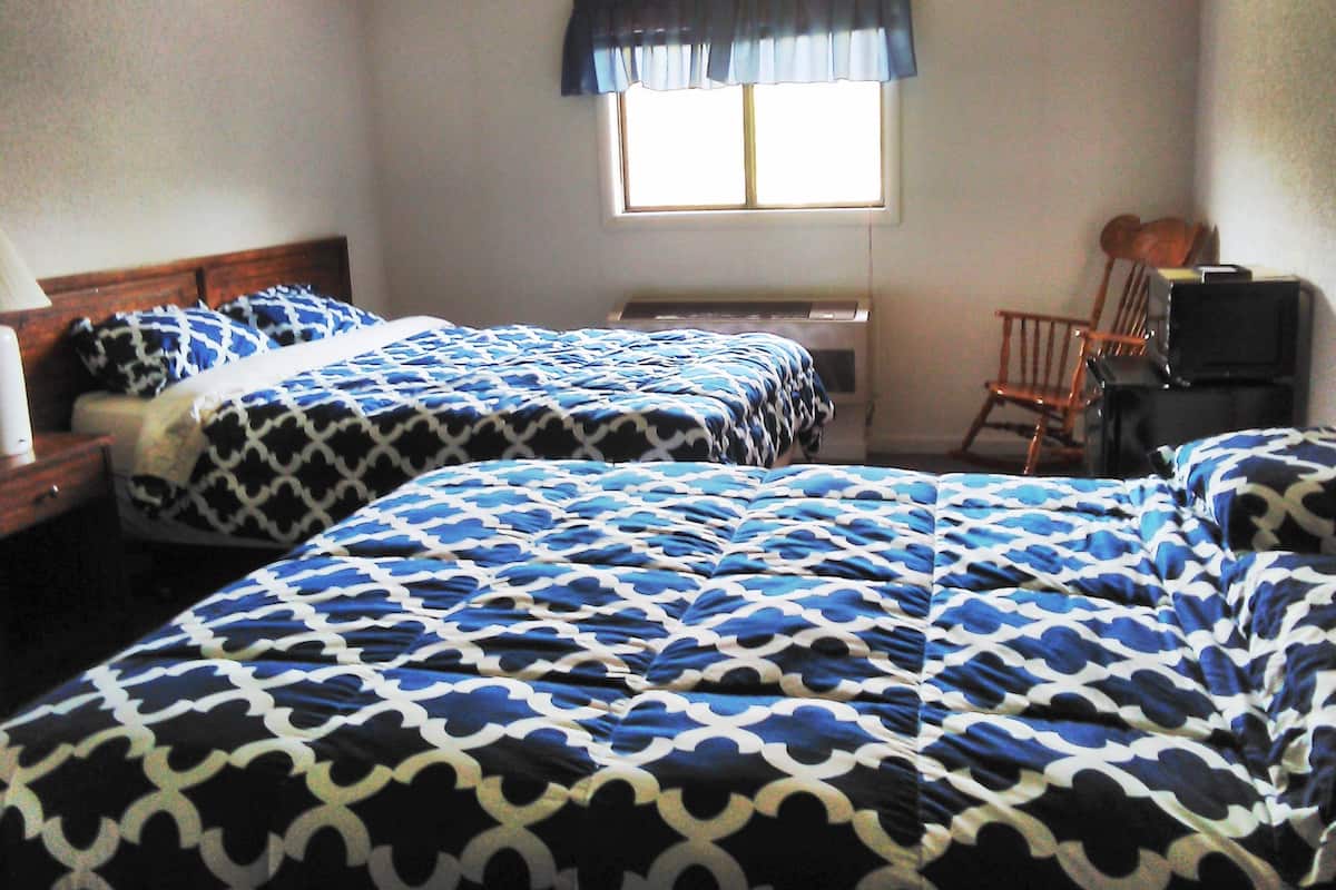 Room, 2 Queen Beds, Mountain View | Living area