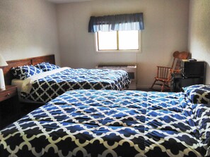 Habitación, 2 camas de matrimonio, vistas a la montaña | Zona de estar