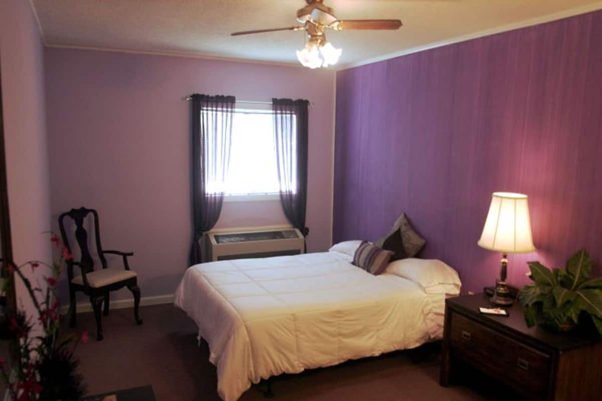 Standard Room, 1 Queen Bed | Free WiFi, bed sheets