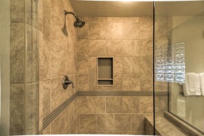 Amenidades de baño gratuitas, secadora de cabello, toallas 